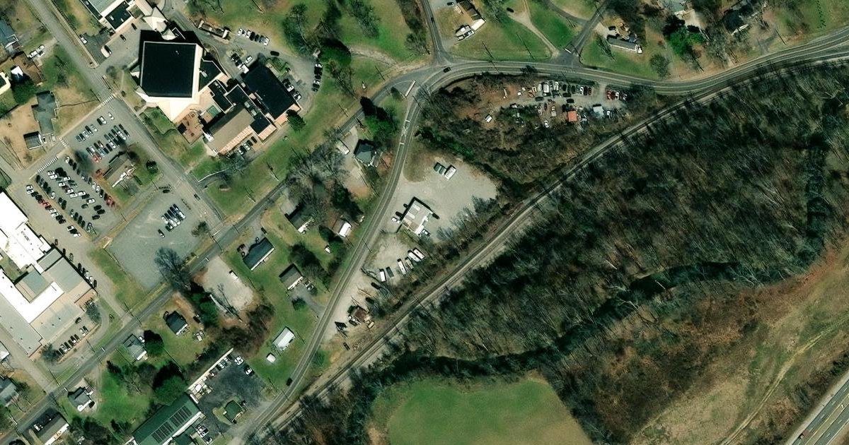 Aerial view of Crossroads Fitness and its surroundings