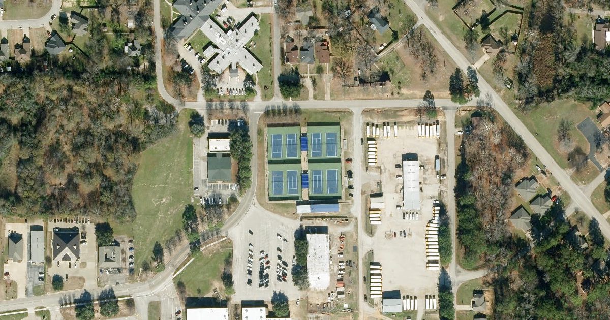 Aerial view of Lindale Tennis Complex and its surroundings